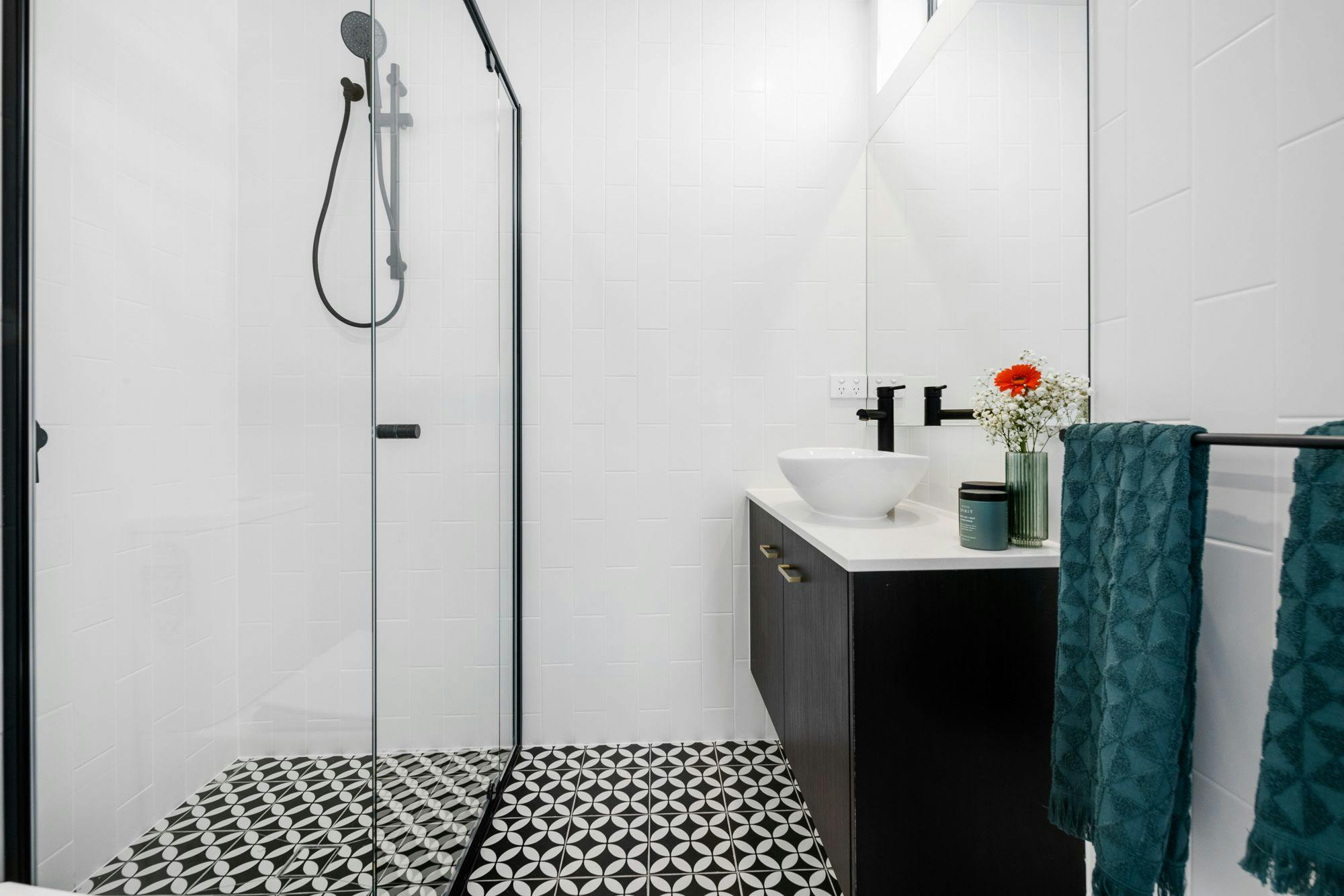 black-and-white-bathroom-with-teal-towels